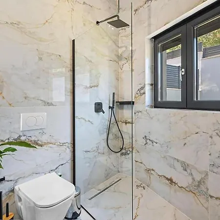 3 Bedroom Gorgeous In Sorici