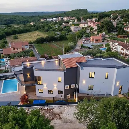 3 Bedroom Gorgeous In Sorici