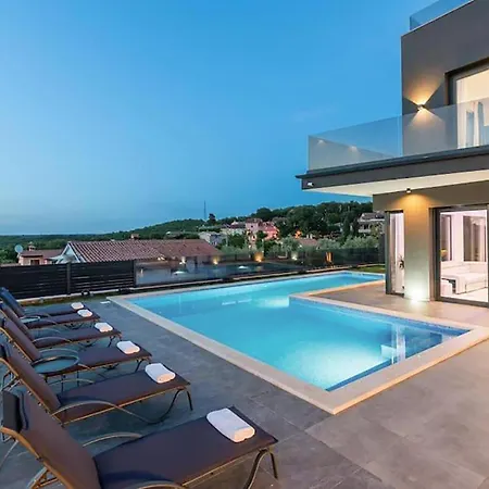 3 Bedroom Gorgeous In Holiday home Sorici